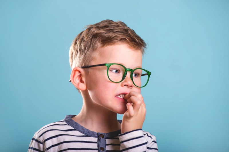 Diferența dintre tulburarea obsesiv-compulsivă și ticuri la copii. Cum le recunoaștem și cum îi ajutăm 