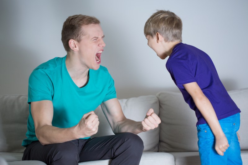 V-ați spus că n-o să fiți precum părinții voștri în creșterea copiilor? 3 capcane frecvente și cum le ocoliți