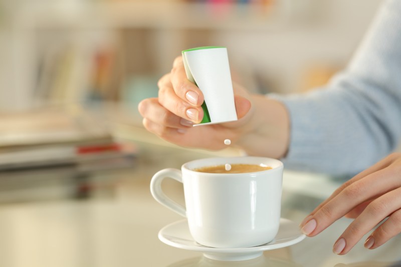 Ne ajuta sau ne face rău aspartamul? Dulcele adevăr despre cel mai controversat îndulcitor fără calorii