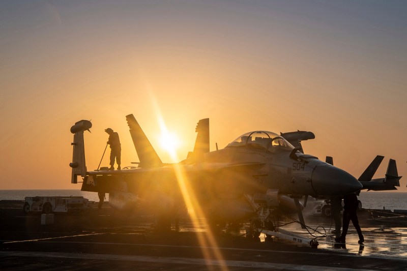 Donald Trump ia „serios” în calcul ca SUA să atace Iranul / Cere Teheranului „capitularea necondiționată” / Armata americană trimite avioane de vânătoare în Orientul Mijlociu